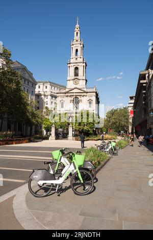 La recentemente pedonale Strand and and Sir Christopher Wren's St Clement Danes Church e King's College London, Strand, Londra, Inghilterra, Regno Unito Foto Stock