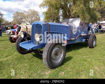 Il vecchio velocista di Buick dei 1920 blu sul prato. Natura, erba, alberi. Mostra di auto d'epoca CAACMACH 2023. Giornata di sole Foto Stock