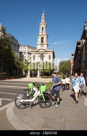 La recentemente pedonale Strand and and Sir Christopher Wren's St Clement Danes Church e King's College London, Strand, Londra, Inghilterra, Regno Unito Foto Stock