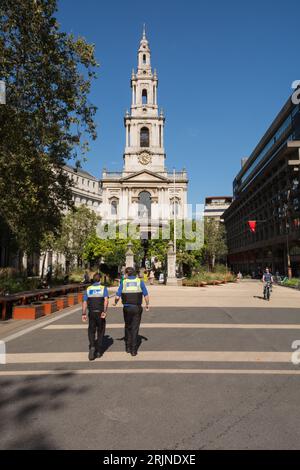 La recentemente pedonale Strand and and Sir Christopher Wren's St Clement Danes Church e King's College London, Strand, Londra, Inghilterra, Regno Unito Foto Stock