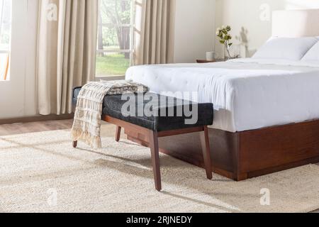 Questa immagine cattura uno spazio accogliente nella camera da letto interna Foto Stock