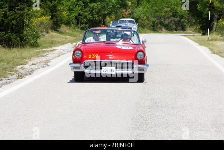 URBINO, ITALIA - Giu 16 - 2022 : FORD THUNDERBIRD 1957 su una vecchia auto da corsa nel rally mille miglia 2022 la famosa corsa storica italiana Foto Stock