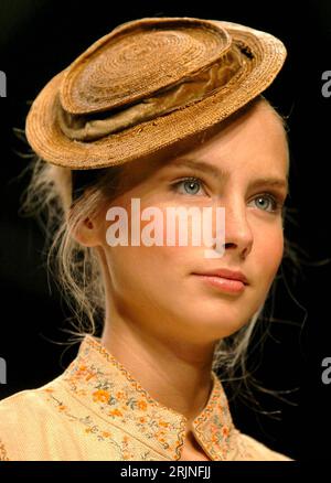 Bildnummer: 50924870 Datum: 22.09.2005 Copyright: imago/Xinhua Model präsentiert einen Strohhut der Designerin Ronit Zilkha während einer Modenschau im Rahmen der London Fashion Week, Personen , Optimistisch; 2005, Londra, Mode, Zilka, Fashion Week, Bekleidungsindustrie, Textilindustrie, Präsentation, Präsentationen, Modenschau, Modenschauen, Damenmode, Model, models, Frau, Kopfbedeckung, Kopfbedeckungen, Hut, Hüte, Strohhut, Strohhüte, Gesicht, Gesichter, Frauengesicht, Frauengesichter; , hoch, Kbdig, Porträt, Inghilterra, , Beauty, moda Foto Stock