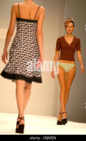 Bildnummer: 50924883 Datum: 22.09.2005 Copyright: imago/Xinhua Models präsentieren Sommermode der Designerin Ronit Zilkha während einer Modenschau im Rahmen der London Fashion Week, Personen; 2005, Londra, Mode, Zilka, Fashion Week, Bekleidungsindustrie, Textilindustrie, Präsentation, Präsentationen, Modenschau, Modenschauen, Damenmode, modello, modelli, Frau, Sommermode, Bikini-Höschen, Slip, scivoli, Bikinihose, Bikinihosen, Kleid, Kleider, pullover; , Hoch, Kbdig, Gruppenbild, Inghilterra, bellezza, Moda Foto Stock