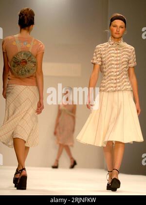 Bildnummer: 50924886 Datum: 22.09.2005 Copyright: imago/Xinhua Models präsentieren sommerliche Zweiteiler der Designerin Ronit Zilkha während einer Modenschau im Rahmen der London Fashion Week , Personen; 2005, Londra, Mode, Zilka, Fashion Week, Bekleidungsindustrie, Textilindustrie, Präsentation, Präsentationen, Modenschau, Modenschauen, Damenmode, modello, modelli, Frau, Sommermode, Rock, Röcke, Weiß, Bluse, Blusen, gemustert; , hoch, Kbdig, Gruppenbild, industrie, bellezza, Moda Foto Stock