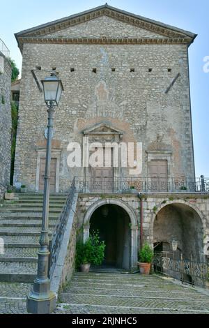 Esterno di un'antica chiesa a Cervara di Roma, città medievale del Lazio. Foto Stock