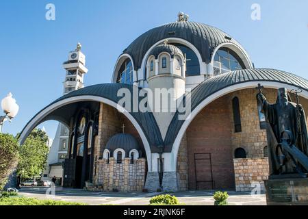 Chiesa di S.. Clemente di Ocrida, nella città di Skopje, Maceodnia. Costruito in stile moderno, usato dalla Chiesa ortodossa macedone, con la statua di Dositheo II Foto Stock