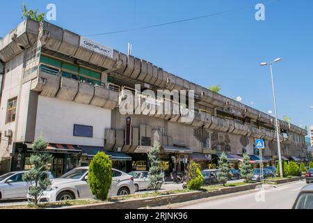 Caratteristiche dall'esterno e dalla facciata di un centro commerciale a Tetovo, Macedonia del Nord, costruito in architettura brutalista nella Jugoslavia comunista. Foto Stock