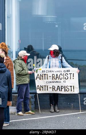 Manifestanti che si riuniscono fuori dall'hotel Beresford a sostegno dei richiedenti asilo a Newquay, in Cornovaglia, nel Regno Unito. Foto Stock