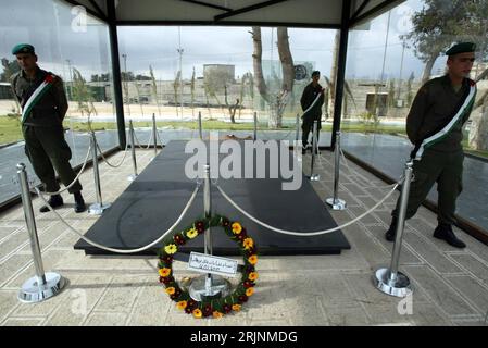 Bildnummer: 50969372 Datum: 31.10.2005 Copyright: imago/Xinhua Palästinensische Soldaten bewachen das Mausoleum von Jassir Arafat a Ramallah - PUBLICATIONxNOTxINxCHN, Personen; 2005, Ramallah, Westjordanland, Mausoleen, Yasser, Sicherheitskräfte, Grab, Gräber, Grabmal, Grabmale, Grabstätte, Grabstätten, Ruhestätten,; , quer, Kbdig, totale, Internationale Politik, Politik, , Militaer, Staat, People, , Israele, Palästina, palästinensische Autonomiegebie Bildnummer 50969372 Data 31 10 2005 Copyright Imago XINHUA i soldati palestinesi proteggono il Mausoleo di Yasser Arafat a Ramallah PUBLICA Foto Stock