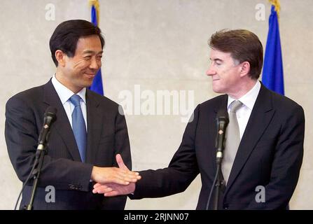 Bildnummer: 50977190 Datum: 05.11.2005 Copyright: imago/Xinhua Bo Xilai (li., CHN/Handelsminister China) und EU-Handelskommissar Peter Mandelson (GBR) reichen sich zufrieden die Hand anlässlich des 20. Treffens der Handelsvertreter von China und der Europäischen Union in Brüssel-PUBLICATIONxNOTxINxCHN, Personen , Optimistisch , Harmonie; 2005, Brüssel, Pressetermin, Treffen, Handel, Textileinfuhr, Textilstreit, Textilhandel, Politiker, Europäische Kommission, Kommissar, Handelskommissare, Einigung, Shake Hands, Shakehands, Händeschütteln; , quer, Kbdig, Gruppenbild, close, Europapolitik, P. Foto Stock