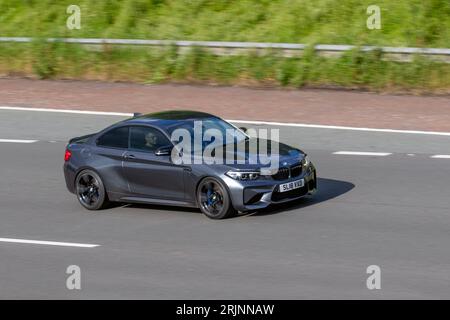 BMW m2 Auto 2018 grigia; viaggia a velocità sostenuta sull'autostrada M6 a Greater Manchester, Regno Unito Foto Stock