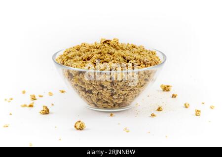 Primo piano di un muesli in una ciotola di vetro su sfondo bianco Foto Stock