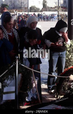 Bildnummer: 50983409 Datum: 11.11.2005 Copyright: imago/Xinhua Weinende palästinensische Jugendliche am Mausoleum von Jassir Arafat in Ramallah anlässlich Seines einjährigen Todestages - PUBLICATIONxNOTxINxCHN, Personen , Trauer; 2005, Israele, , Ramallah, Yasser, Jugendlicher, Mädchen, Frau, Frauen, Palästinenserinnen, Palästinenserin, Palästinenser, weinen, weint, weinend, trauern, trauernd, trauernde, Grab, Gräber, Mausoleen,; , hoch, Kbdig, Gruppenbild, Israele / pessimistisch, Todestag, Westjordanland, Palästina, palästinensische Autonomiegebie Foto Stock