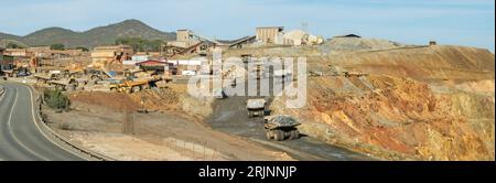 I dumper carichi che guidano nella miniera di Cerro, Colorado Foto Stock