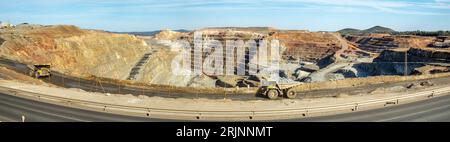 I dumper carichi che guidano nella miniera di Cerro, Colorado Foto Stock