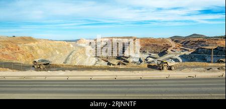 I dumper carichi che guidano nella miniera di Cerro, Colorado Foto Stock