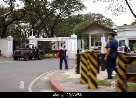 Bildnummer: 51013896 Datum: 06.12.2005 Copyright: imago/Xinhua Polizisten bewachen die amerikanische Botschaft in Manila nach einer Terrorwarnung - PUBLICATIONxNOTxINxCHN , Gebäude, außen Außenansicht , Personen; 2005, Philippinen, Manila, Botschaften, amerikanisch, US, Vereinigte Staaten von Amerika, Polizist, Polizeibeamte, Polizeibeamter, Beamte, Beamter, Polizeieinsatz, Polizeieinsätze, Einsatz, Einsätze; , quer, Kbdig, totale, Internationale Politik, Politik, Philippinen, Polizei, Staat, , Asien Foto Stock