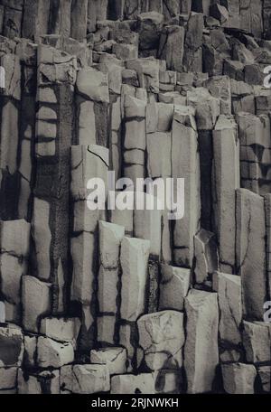 Un paesaggio pittoresco caratterizzato da un gruppo di grandi rocce Foto Stock