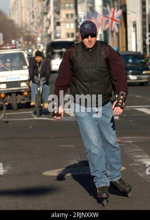 Bildnummer: 51036322 Datum: 21.12.2005 Copyright: imago/Xinhua Pendler mit Inlineskates auf dem Weg zur arbeit wegen eines Streiks der Transport Workers Union (TWU) a New York - PUBLICATIONxNOTxINxCHN, Personen; 2005, New York, N.Y.C., NYC, NY, ÖPNV, Transit Works Union, streiken, streikt, streikend, öffentlicher Nahverkehr, Streik, öffentlicher Personennahverkehr, Mann, Männer, rulli, lame, pattini, Inliner, skatet, skaten, skatend, läuft, laufen, laufend; , hoch, Kbdig, Einzelbild, Freisteller, Vereinigte Staaten von Amerika, Straße, Verkehr, Foto Stock
