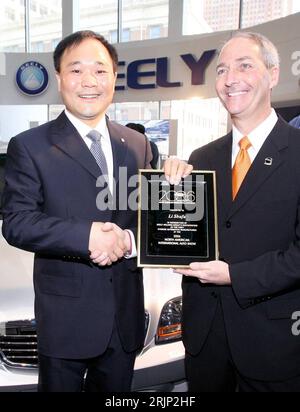Bildnummer: 51067298 Datum: 10.01.2006 Copyright: imago/Xinhua Richard Genthe (Re., USA/Vorsitzender Committee North American International Auto Show) überreicht li Shufu (CHN/Vorsitzender Geely Automobile Holdings Ltd.) eine Urkunde für die erste Teilnahme eines chinesischen Autoherstellers an der North American International Auto Show a Detroit - PUBLICATIONCHN, 2006, TOptimixN, Detroit , Automobilindustrie, Lächeln, Shake Hands, Manager, Messen, Messe, Automesse, Automessen, Automobilmesse, Automobilmessen, Autoausstellung, Autoausstellungen, Pressetermin, , h Foto Stock