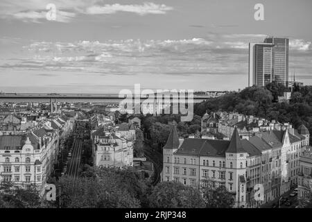 Vista autunnale del ponte e dell'alto edificio di Praga in bianco e nero da Vysehrad nella Repubblica Ceca Foto Stock