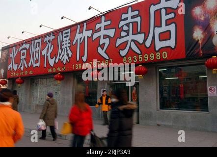 Bildnummer: 51072766 Datum: 22.01.2006 Copyright: imago/Xinhua Passanten vor einem neu eröffneten Geschäft für Feuerwerkskörper in Beijing - PUBLICATIONxNOTxINxCHN, Gebäude, außen, Außenansicht , Personen , Dynamik , Wischeffekt; 2006, Pechino, Neujahr, Neujahrsfeier, Neujahrsfest, Frühjahrsfest, Frühlingsfest, Schriftzeichen, Schrift, chinesisch, chinesische, chinesisches, Zeichen, passante, Banner, Plakat, Plakate, Geschäfte; , quer, Kbdig, totale, Einzelhandel, Wirtschaft, Cina, / Schriftzug, Logos Foto Stock