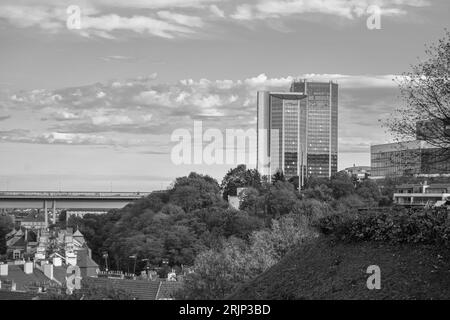 Visita in autunno parte del ponte e dell'alto edificio di Praga in bianco e nero da Vysehrad nella Repubblica Ceca Foto Stock