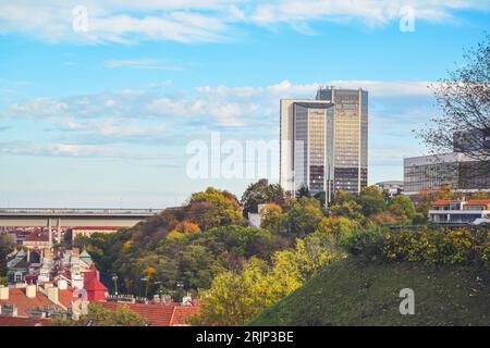 Visita in autunno parte del ponte e dell'alto edificio di Praga da Vysehrad, Repubblica Ceca Foto Stock