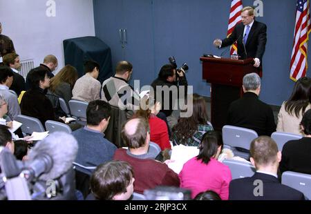 Bildnummer: 51076677 Datum: 24.01.2006 Copyright: imago/Xinhua Robert Zoellick (hinten Mitte re., USA/Stellvertretender US Außenminister) während einer Pressekonferenz a Pechino PUBLICATIONxNOTxINxCHN, Personen; 2006, Pechino, Politiker, Pressekonferenz , Pressetermin , Presse, Medien; , quer, Kbdig, totale, Internationale Politik, Politik, China, Randbild, gente Foto Stock