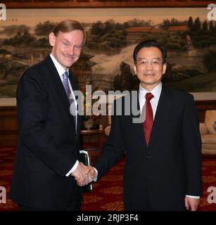 Bildnummer: 51076629 Datum: 24.01.2006 Copyright: imago/Xinhua Wen Jiabao (re., CHN/Premierminister China) empfängt Robert Zoellick (USA/Stellvertretender US Außenminister) a Pechino PUBLICATIONxNOTxINxCHN, Personen , Optimistisch; 2006, Pechino, Politiker, Politik, shakehands, shake hands, Handschlag, lächeln, , Pressetermin; , Quadrat, Kbdig, Gruppenbild, Close, China, Randbild, gente, Internationale Politik Foto Stock