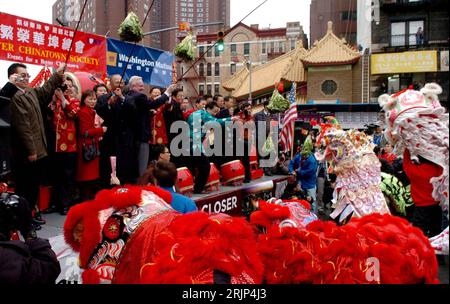 Bildnummer: 51084881 Datum: 29.01.2006 Copyright: imago/Xinhua Teilnehmer einer Feier zum chinesischen Neujahrsfest a New York bändigen Drachen - PUBLICATIONxNOTxINxCHN, Personen; 2006, New York, chinesisches, chinesisch, Neujahrsfeier, Neujahrsfest, Neujahr, Frühjahrsfest, Frühlingsfest, traditionelle Feste, Fest, Tradition, Tradition, traditionelles, Tradionell, Drache, Drachenfiguren; , quer, Kbdig, totale, Vereinigte Staaten von Amerika, Foto Stock