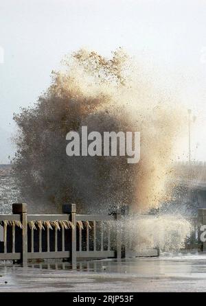 Bildnummer: 51090672 Datum: 03.02.2006 Copyright: imago/Xinhua Entfesselte Naturgewalten in Lianyungang - Stürmische Windböen peitschten das Meer bis zu 20m auf und ließ gewaltige Wassermengen über die Kaimauern spritzen - PUBLICATIONxNOTxINxCHN , Landschaft; 2006, Lianyungang, Jiangsu, Sturm, Wetter, Wasser, Wassermassen, stürmisch, Windböe, Böe, Böen, Welle, Wellen, Naturgewalt, entfesselt, aufpeitschen, spritzt, Kaimauer, gewaltig; , hoch, Kbdig, Einzelbild, Cina, Foto Stock