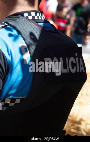 Polizia, il giubbotto antiproiettile e il cartello della polizia sono apprezzati Foto Stock