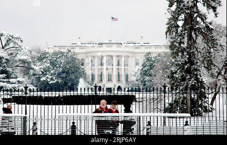 Bildnummer: 51103828 Datum: 12.02.2006 Copyright: imago/Xinhua Passanten spazieren am Weißen Haus im winterlichen Washington D.C. vorbei - PUBLICATIONxNOTxINxCHN, Gebäude, außen, Außenansicht Personen; 2006, Washington D.C., Städte, Schnee, verschneit, Sehenswürdigkeit, Weißes, passante, Wahrzeichen; , quer, Kbdig, Winter, Jahreszeit, totale, Vereinigte Staaten von Amerika, / Sehenswürdigkeit Foto Stock