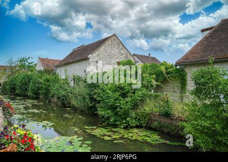 Chablis, piccola città della Borgogna, tipiche case sul fiume Foto Stock