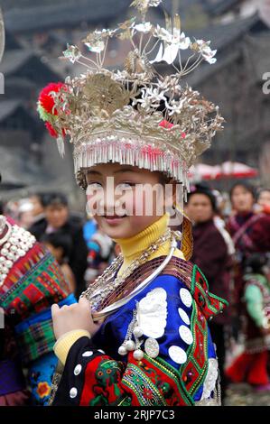 Bildnummer: 51115657 Datum: 16.02.2006 Copyright: imago/Xinhua Kleines Mädchen in Miao-Tracht anlässlich des traditionellen Lusheng Festivals in Kaili in der Provinz Guizhou - PUBLICATIONxNOTxINxCHN, Personen , Optimistisch; 2006, Kaili, Zhouxi, Guizhou, , kind, Kinder, Einheimische, Einheimischer, Chinese, Chinesen, Chinesin, Tracht, Trachten, Miao, Volksgruppe, Volksgruppen, Tradionell, Tradionelle, Tradionelles, Fest, Feste , Land, Leute, lächeln , Tradition; , hoch, Kbdig, Einzelbild, close, Cina, / Festival Foto Stock