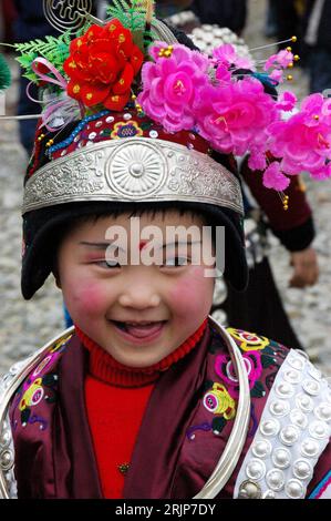 Bildnummer: 51115666 Datum: 16.02.2006 Copyright: imago/Xinhua Kleines Mädchen in Miao-Tracht lächelt verschmitzt anlässlich des traditionellen Lusheng Festivals in Kaili in der Provinz Guizhou - PUBLICATIONxNOTxINxCHN, Personen , Optimistisch; 2006, Kaili, Zhouxi, Guizhou, , kind, Kinder, Einheimische, Einheimischer, Chinese, Chinesen, Chinesin, Tracht, Trachten, Miao, Volksgruppe, Volksgruppen, Tradionell, Tradionelle, Tradionelles, Fest, Feste , Land, Leute, Tradition, , , , ; , hoch, Kbdig, , Cina, / Festival, lächeln, Porträt Foto Stock