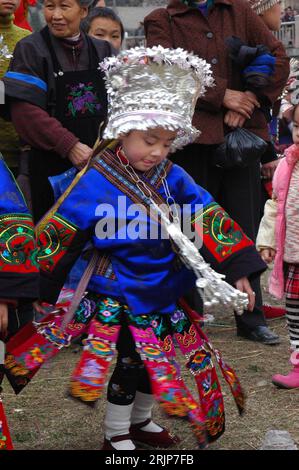 Bildnummer: 51115659 Datum: 16.02.2006 Copyright: imago/Xinhua Kleines Mädchen in Miao-Tracht tanzt anlässlich des traditionellen Lusheng Festivals in Kaili in der Provinz Guizhou - PUBLICATIONxNOTxINxCHN, Personen , Dynamik; 2006, Kaili, Zhouxi, Guizhou, , kind, Kinder, Einheimische, Einheimischer, Chinese, Chinesen, Chinesin, Tracht, Trachten, Miao, Volksgruppe, Volksgruppen, Tradionell, Tradionelle, Tradionelles, Fest, Feste , Land, Leute, Tradition, Tanz, Tänze, tanzend, tanzt, tanzen; , hoch, Kbdig, Gruppenbild, Cina, / Festival Foto Stock