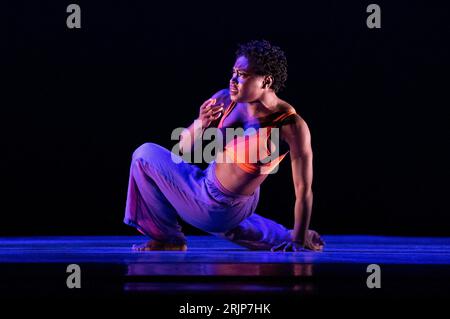 Ashley Kaylynn Green, della principale compagnia di danza contemporanea Alvin Ailey American Dance Theater, esegue un estratto della prima britannica di "Are You in Your Feelings?" Al Festival Theatre durante il Festival Internazionale di Edimburgo. Data foto: Mercoledì 23 agosto 2023. Foto Stock