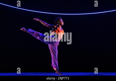 Ashley Kaylynn Green, della principale compagnia di danza contemporanea Alvin Ailey American Dance Theater, esegue un estratto della prima britannica di "Are You in Your Feelings?" Al Festival Theatre durante il Festival Internazionale di Edimburgo. Data foto: Mercoledì 23 agosto 2023. Foto Stock