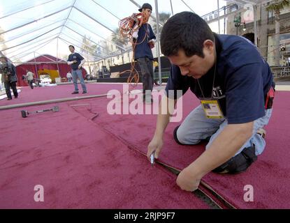 Bildnummer: 51133257 Datum: 01.03.2006 Copyright: imago/Xinhua Vorbereitungen anlässlich der 78. Annual Academy Awards a Los Angeles, Personen; 2006, Los Angeles, L.A., LA, Vorbereitung, Oscar, Oscar, Oscarverleihung, premio, premi, 78°, Arbeiter, Mann, Männer; , quer, Kbdig, Gruppenbild, Vereinigte Staaten von Amerika, Arbeitswelten, Gesellschaft, Foto Stock