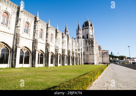 Una vista maestosa di una grande cattedrale con due distintive torri di orologi su entrambi i lati della struttura Foto Stock