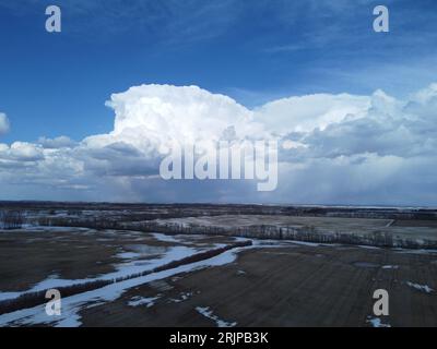 Un colpo aereo ad alta quota di un cielo blu pieno di nuvole bianche. Foto Stock