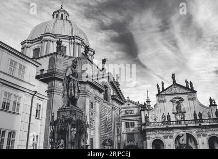 Chiesa di S.. Francesco d'Assisi e Chiesa del Santo Salvatore Praga, Repubblica Ceca, bianco e nero Foto Stock