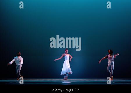 (Da sinistra a destra) Christopher R Wilson, Ashley Mayeux e James Gilmer, della principale compagnia di danza contemporanea Alvin Ailey American Dance Theater, eseguono un estratto della prima britannica di "Are You in Your Feelings?" Al Festival Theatre durante il Festival Internazionale di Edimburgo. Data foto: Mercoledì 23 agosto 2023. Foto Stock