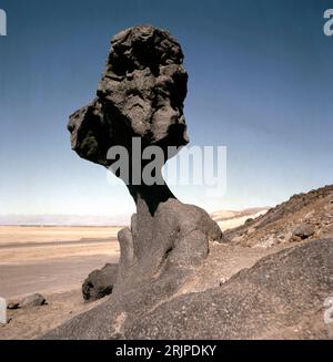 La famosa roccia di Mushroom nella Valle della morte, USA Foto Stock
