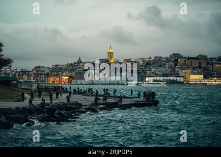 Una vista panoramica serale delle persone che fanno una passeggiata lungo la costa del mare a Istanbul, Turchia Foto Stock