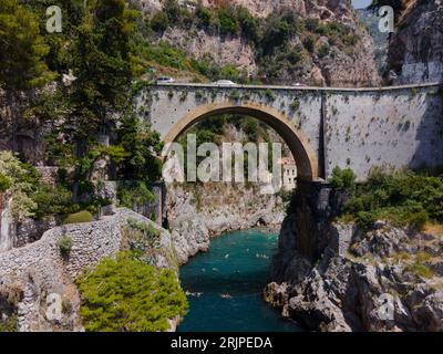 Vista del Fiordo di Furore sulla Costiera Amalfitana, Italia dal drone Foto Stock