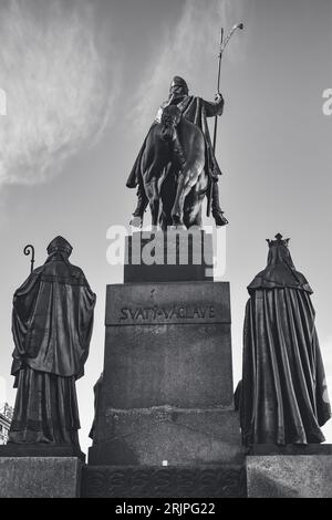La statua equestre in bronzo di San Venceslao in Piazza San Venceslao, Black nad White, Praga, Repubblica Ceca Foto Stock